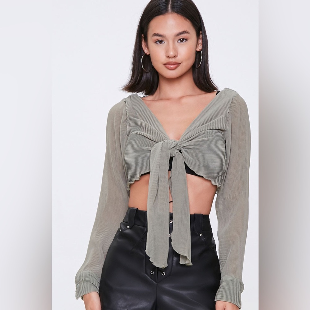 Ribbed Knotted Crop Top